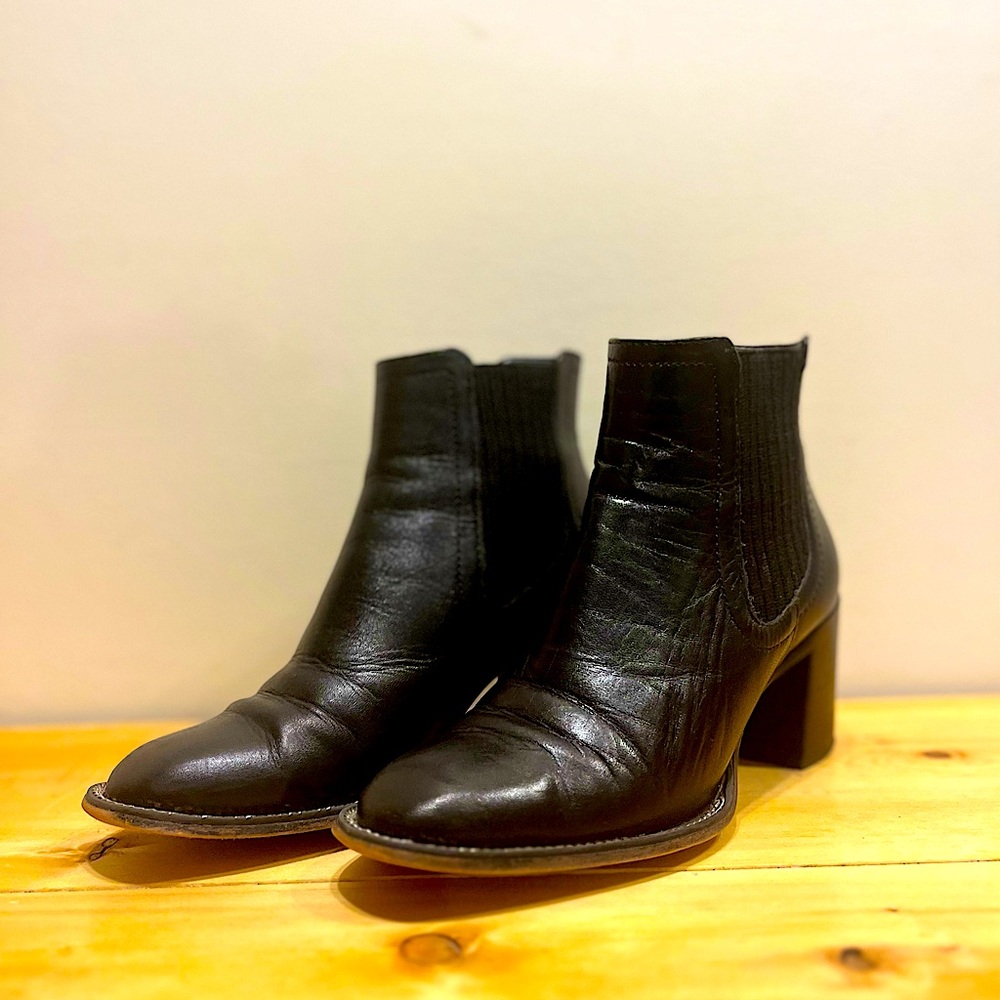 VINCE CAMUTO jentilly leather heeled Chelsea boot US 5